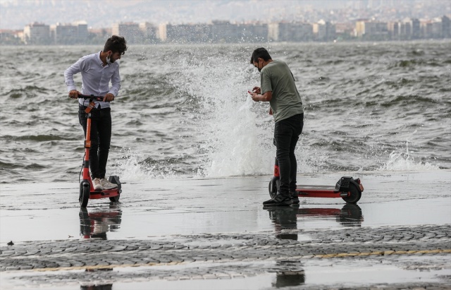 İzmir'de kısa süreli fırtına hayatı olumsuz etkiledi