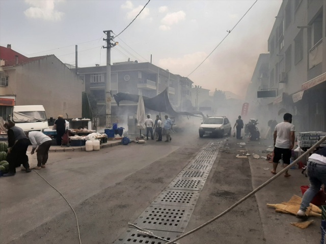 İzmir'de kısa süreli fırtına hayatı olumsuz etkiledi