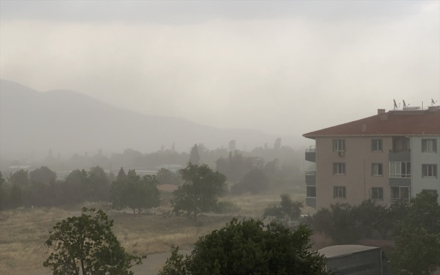 İzmir'de kısa süreli fırtına hayatı olumsuz etkiledi