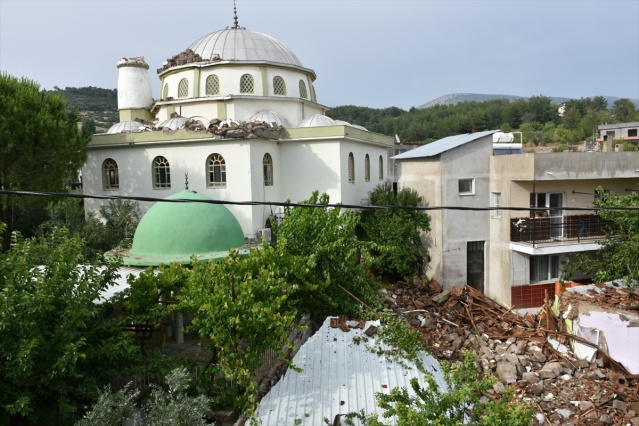 İzmir'de kısa süreli fırtına hayatı olumsuz etkiledi