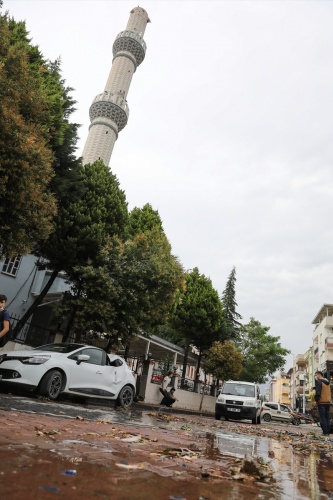 İzmir'de kısa süreli fırtına hayatı olumsuz etkiledi