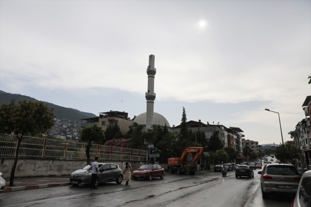 İzmir'de kısa süreli fırtına hayatı olumsuz etkiledi