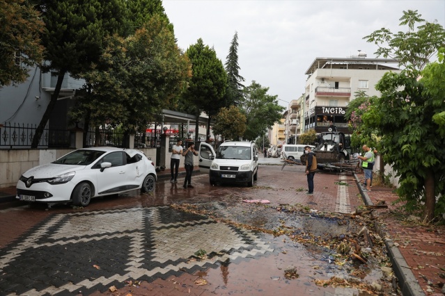 İzmir'de kısa süreli fırtına hayatı olumsuz etkiledi