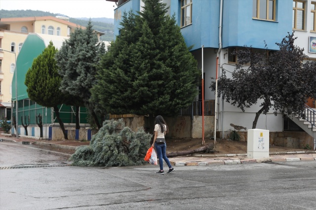 İzmir'de kısa süreli fırtına hayatı olumsuz etkiledi