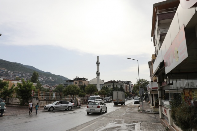 İzmir'de kısa süreli fırtına hayatı olumsuz etkiledi