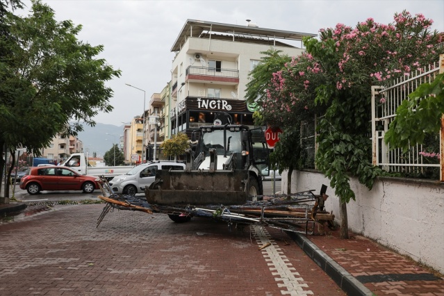 İzmir'de kısa süreli fırtına hayatı olumsuz etkiledi