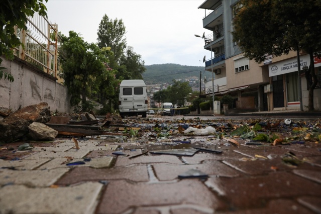 İzmir'de kısa süreli fırtına hayatı olumsuz etkiledi