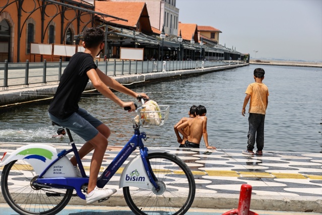 Termometrelerin 40 dereceyi geçtiği İzmir'de aşırı sıcak bunaltıyor