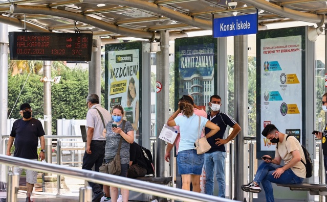 Termometrelerin 40 dereceyi geçtiği İzmir'de aşırı sıcak bunaltıyor