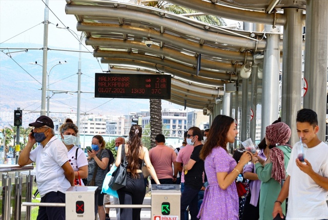 Termometrelerin 40 dereceyi geçtiği İzmir'de aşırı sıcak bunaltıyor