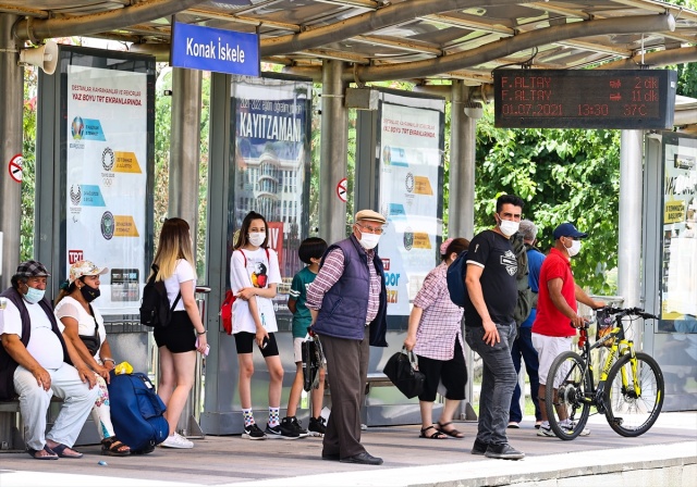 Termometrelerin 40 dereceyi geçtiği İzmir'de aşırı sıcak bunaltıyor