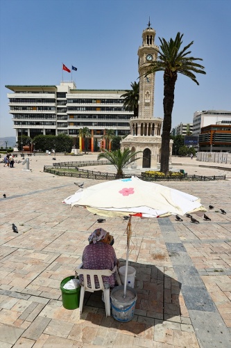 Termometrelerin 40 dereceyi geçtiği İzmir'de aşırı sıcak bunaltıyor