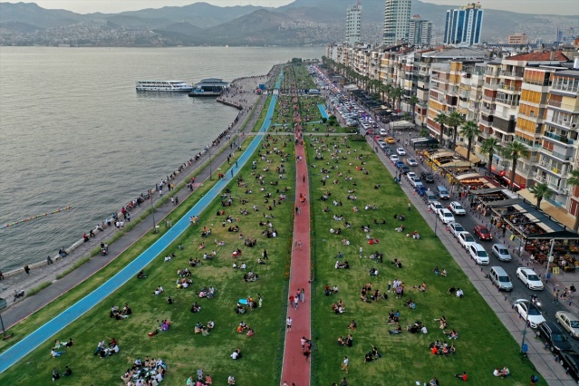 İzmir'de vatandaşlar akşam üstü Kordonboyu’na akın etti