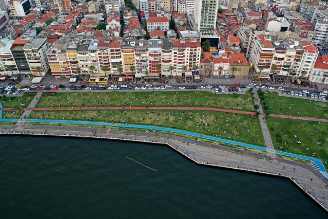 İzmir'de vatandaşlar akşam üstü Kordonboyu’na akın etti