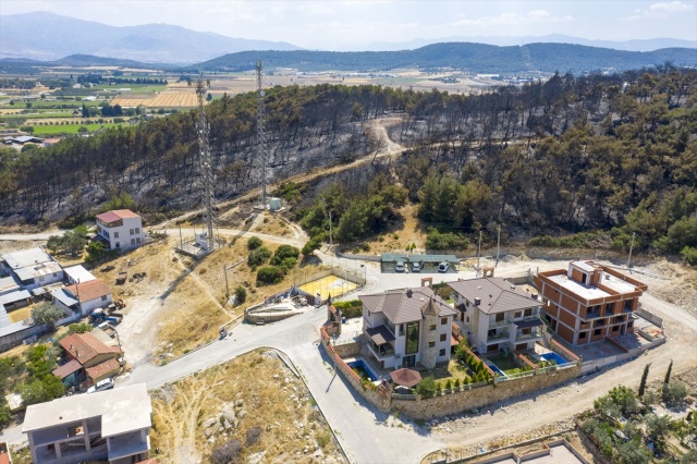 Foça'daki yangında hasar gören bölge havadan görüntülendi