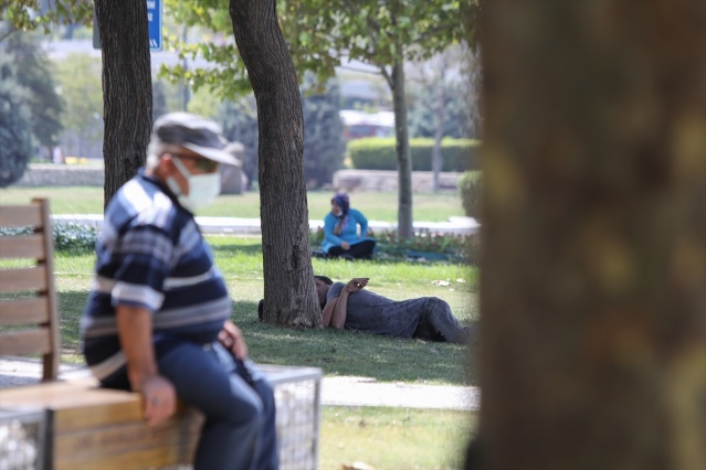 Rekora yakın sıcaklıklar İzmirlileri bunalttı