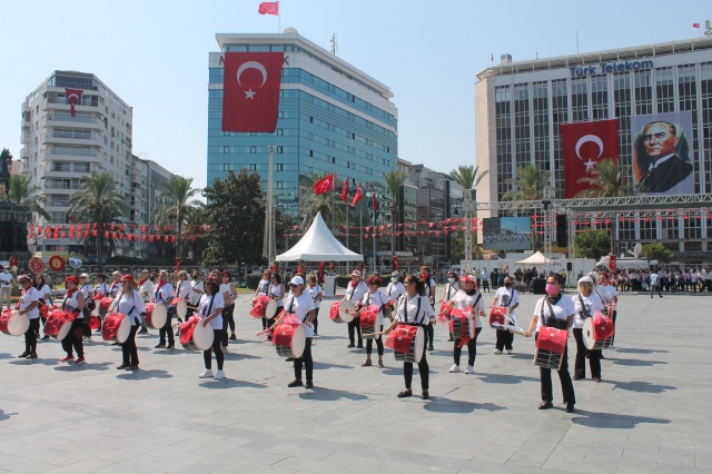 İzmir'de kurtuluş coşkusu