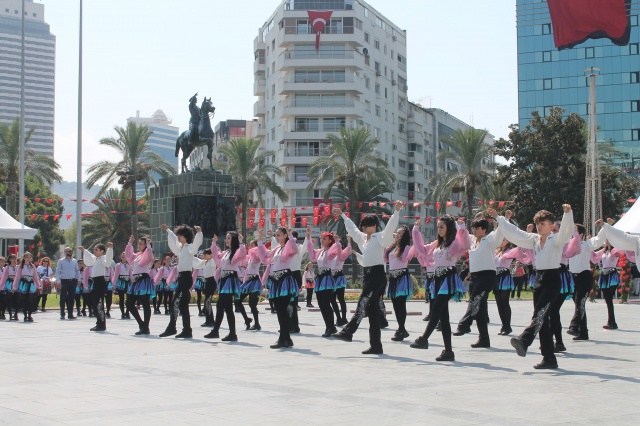 İzmir'de kurtuluş coşkusu