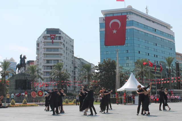 İzmir'de kurtuluş coşkusu