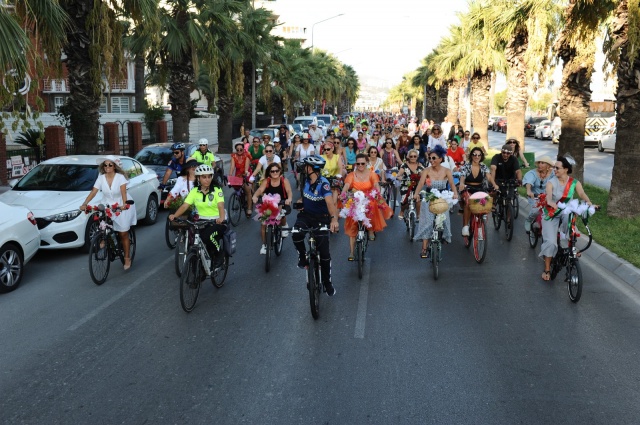 'Süslü Kadınlar' Karşıyaka'da pedalladı