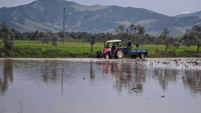 Tire'de yer altı barajı taştı, tarlalar su altında kaldı