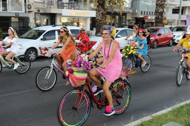 'Süslü Kadınlar' Karşıyaka'da pedalladı