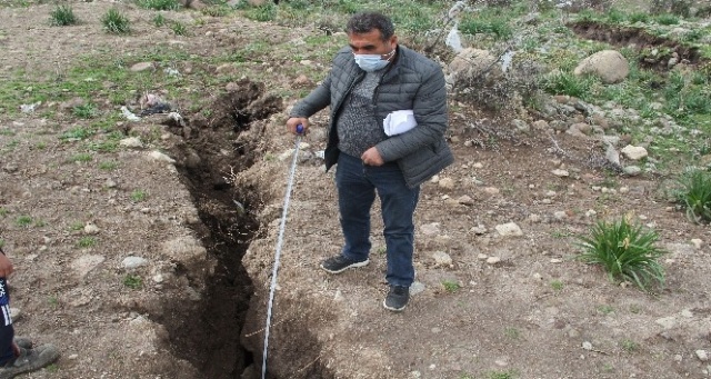 İzmir'de zeminde çatlaklar görülen mahalledeki 5 ev daha boşaltıldı