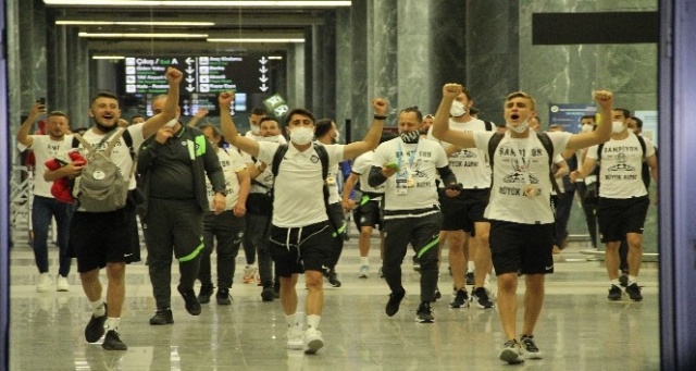 Süper Lig'e yükselen Altay'ı İzmir'de taraftarlar karşıladı