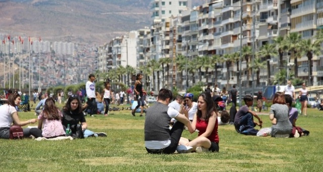 İzmir'de kısıtlamasız ilk cumartesi günü sahillerde yoğunluk oluştu