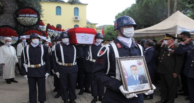 Şehit Astsubay Egemen Öztürk'ün cenazesi İzmir'de defnedildi