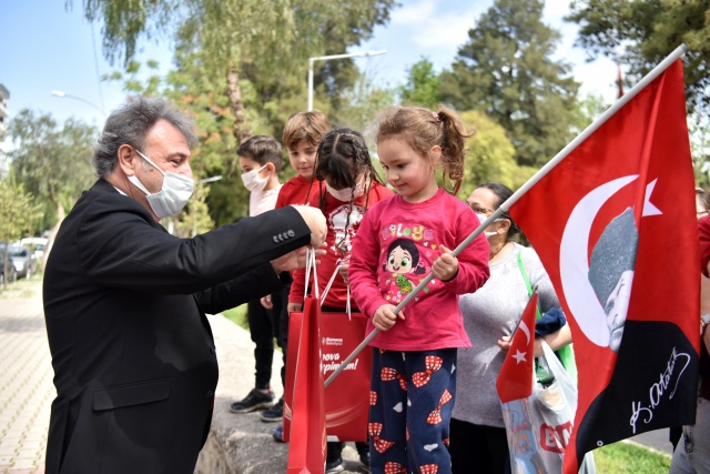 Mucize Bebek Ayda başkanlık koltuğunda