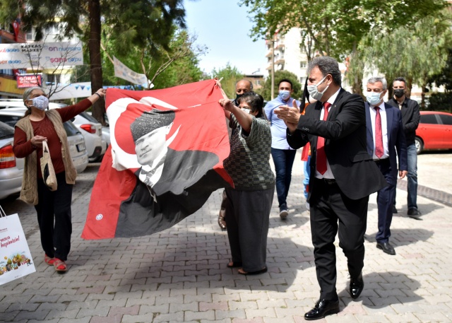 Mucize Bebek Ayda başkanlık koltuğunda