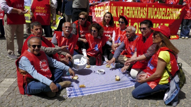 İzmir'de emeklilerden zam protestosu!