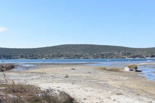 İzmir'de deniz 50 metre çekildi