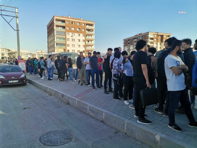 İzmir Katip Çelebi Üniversitesi kapıları kapattı! Öğrenciler tozun toprağın içinde yemek yedi