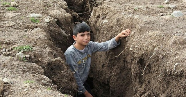 Çiğli Cumhuriyet Mahallesi Köseler Bölgesi'ndeki çatlaklar korkutuyor