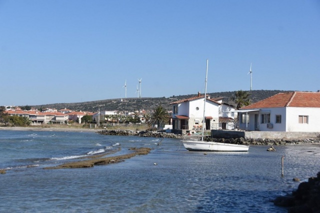 İzmir'de deniz 50 metre çekildi