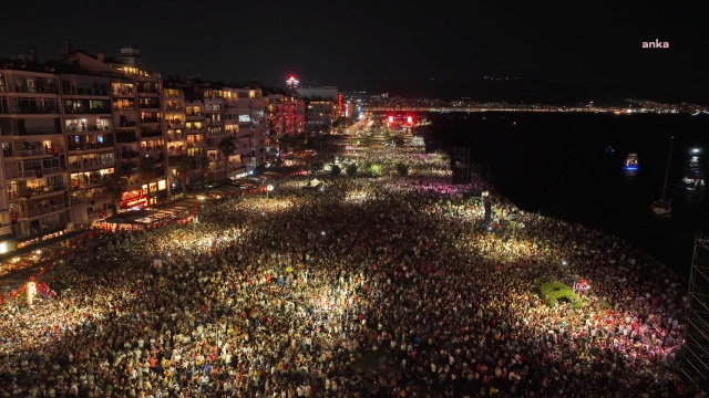 İzmir'de 100 yılın gecesine muhteşem gösteri