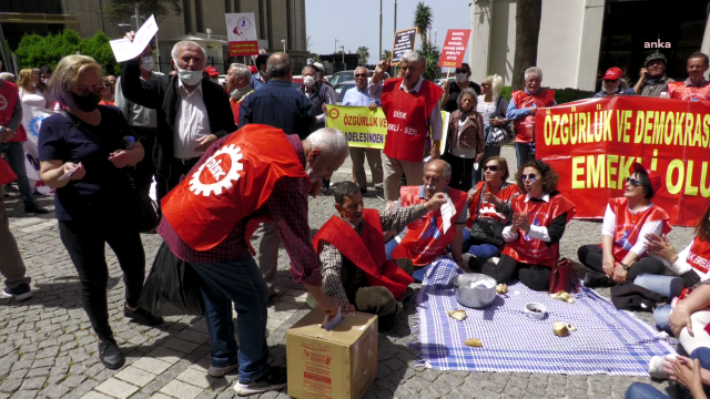 İzmir'de emeklilerden zam protestosu!