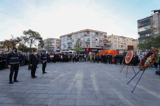 İzmir’de Ata’ya saygı için hayat durdu