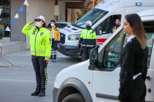 İzmir’de Ata’ya saygı için hayat durdu