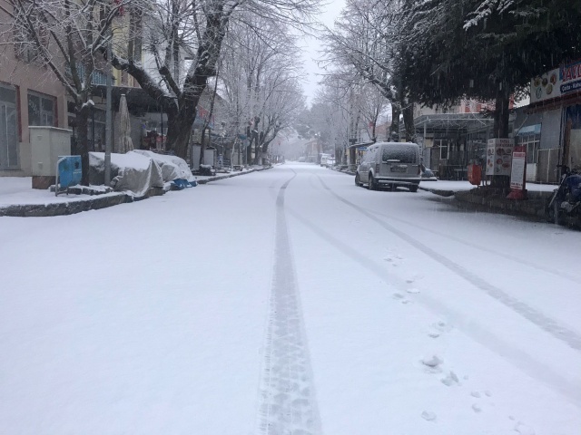 İzmir'in yüksek ilçeleri beyaza büründü!