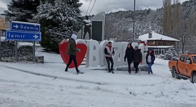 İzmir'in yüksek ilçeleri beyaza büründü!