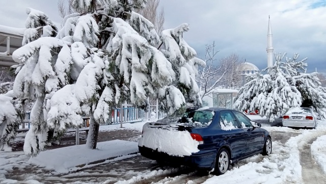 İzmir'in yüksekleri beyaza büründü!