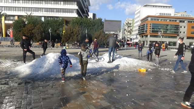 İzmir'in yüksekleri beyaza büründü!