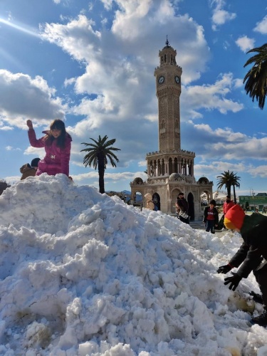 İzmir'in yüksekleri beyaza büründü!