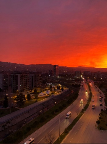 İzmirliler güne kızıl gökyüzü ile başladı