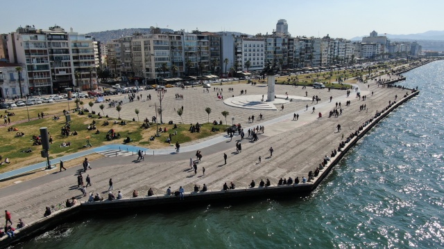 İzmir’de vatandaşlar Kordon'a akın etti