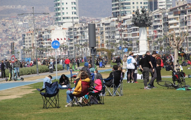 İzmir’de vatandaşlar Kordon'a akın etti