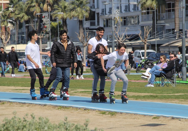 İzmir’de vatandaşlar Kordon'a akın etti